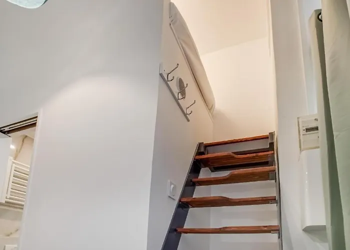 Tiny Boutique Studio In Paris 11